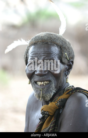 Toposa Bräutigam wartet auf seine Braut, Sudan Stockfoto