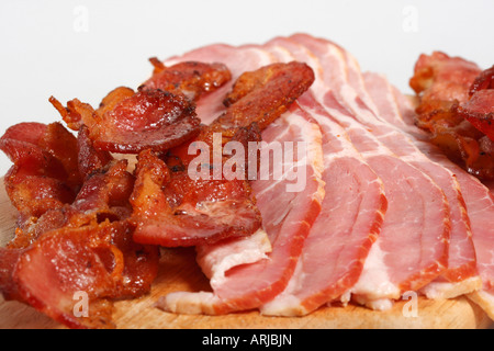 Speck roh mit gerösteten knusprigen Streifen Schweinebacon Fleisch ein schnelles fettartiges Futter von Rücken Niemand von oben aus Nahaufnahme hiorizontal in den USA Hi-res Stockfoto