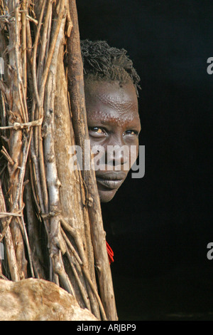 Toposa Frau am Eingang, Porträt, Sudan Stockfoto