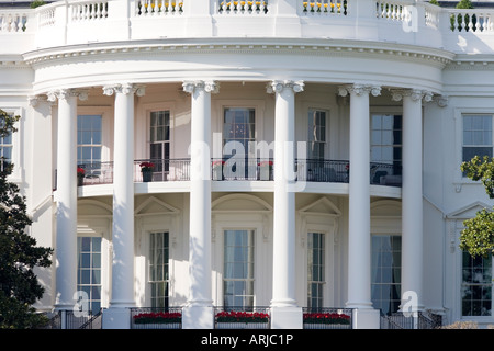 Truman Balcony mit Tulpen. Nahaufnahme von der Rückseite des weißen Hauses. Blick von der Ellipse in Washington DC. Stockfoto