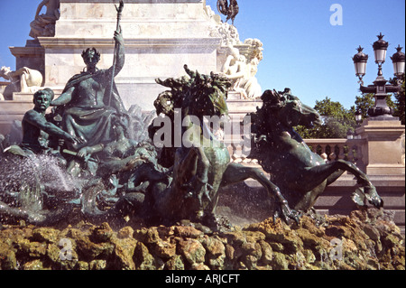 Horizontale Farbfoto eines Details einen großen Brunnen auf der Place des Quinconces in Bordeaux, mit Pferden und Menschen Mythologie Stockfoto