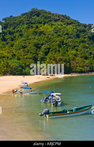 Touristischen Boote vertäut am Strand an der Ranger Station Isla Coiba Panama Stockfoto