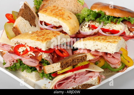 Platte mit gefüllten Sandwiches auf weißem Hintergrund Gemüse Focaccia Brot Bagel von oben halbiert Nahquerschnitt in den USA US horizontal Hi-res Stockfoto