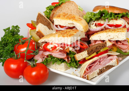 Eine Platte mit Sandwiches mit Gemüsegarnitur auf dem Esstisch Focaccia Bread and Bagel von oben in den USA Hi-res Stockfoto