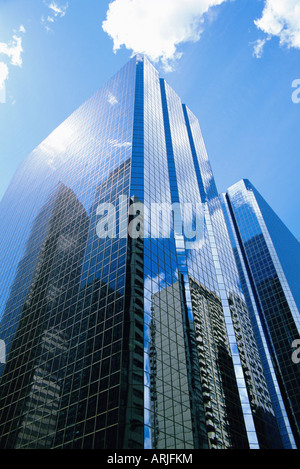 Reflexionen im Glas eines modernen Wolkenkratzers, Innenstadt, Calgary, Alberta, Kanada Stockfoto