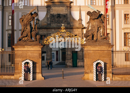 Palastwachen außerhalb ersten Hof, Prager Burg, Prag, Tschechische Republik, Europa Stockfoto