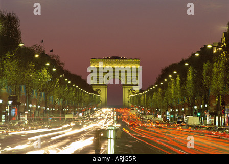 Avenue des Champs Elysees und dem Arc de Triomphe bei Nacht, Paris, Frankreich, Europa Stockfoto