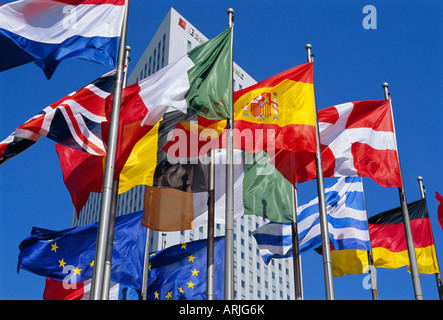 Einige der Flaggen der Europäischen Union, La Défense, Paris, Frankreich, Europa Stockfoto