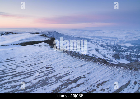 Schnee in der Morgendämmerung, Froggatt Edge, Peak District, Derbyshire, England, UK Stockfoto