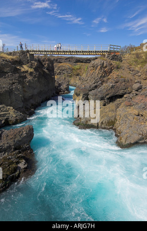 Touristen auf Brücke über Barnafoss, Gletscherfluss vom Langjökull, West Bereich, Island, Polarregionen Stockfoto