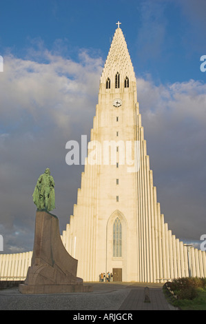 Statue von Leifur Eiriksson (Liefer Eriksson) und Hallgrimskirkja, Reykjavik, Island, Polarregionen Stockfoto