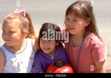 Interracial Gruppe Kleinkinder, Mädchen 2 bis 5 Jahren. Im Herzen des Tieres kann Festivaltage Minneapolis Minnesota MN USA Parade Stockfoto