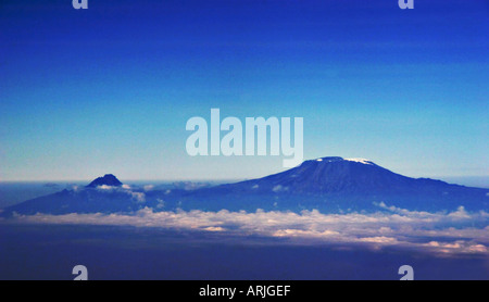 Mount Kilimanjaro 5895m und Mwenzi Peak aus dem Flugzeug gesehen. Stockfoto