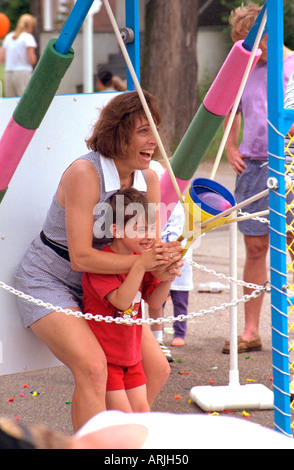 Mutter und Sohn anschlagen Wasserballons auf Grand Old Day Alter 33 und 4. St Paul Minnesota MN USA Stockfoto