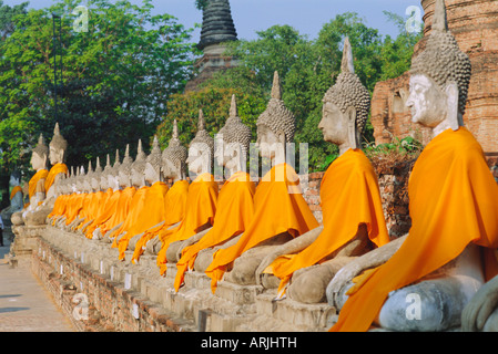 Linie der sitzende Buddha-Statuen, Wat Yai Chai Mongkon, Ayutthaya, Thailand Stockfoto