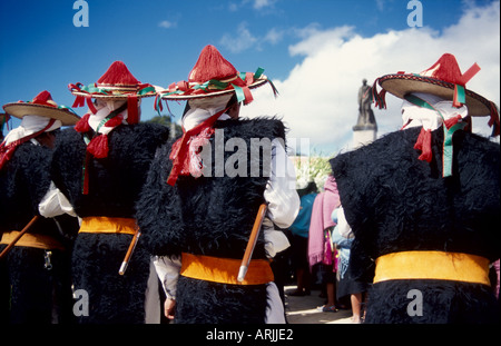 Indio-Stadt-Führer in traditioneller Kleidung Kostüme bei Weihnachtsfeiern in San Juan Chamula Chiapas-Mexiko Stockfoto