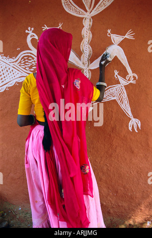 Frau, dekorieren ihr Haus mit traditionellen lokalen Designs, Tonk Region Rajasthan, Indien, Asien Stockfoto