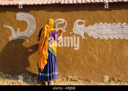 Frau, dekorieren ihr Haus mit traditionellen lokalen Designs, Tonk Region Rajasthan, Indien, Asien Stockfoto