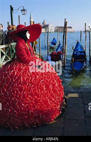 Tragende Person maskiert Karnevalskostüm, San Giorgio in den Hintergrund, Karneval in Venedig, Venedig, Veneto, Italien Stockfoto