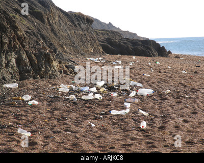 Müll am Strand Atherfield Isle Of Wight UK Stockfoto