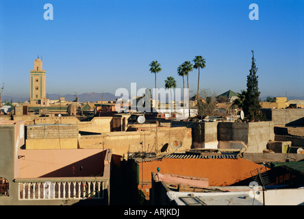 Blick über Marrakesch (Marrakech) mit dem hohen Atlas über, Marokko, Afrika Stockfoto