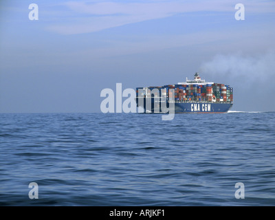 Containerschiff CMA CGM Mozart im Gange in den Ärmelkanal Versand Bahnen Stockfoto