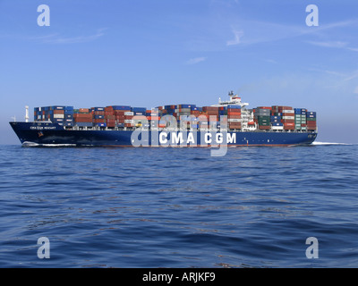 Containerschiff CMA CGM Mozart im Gange in den Ärmelkanal Versand Bahnen Stockfoto