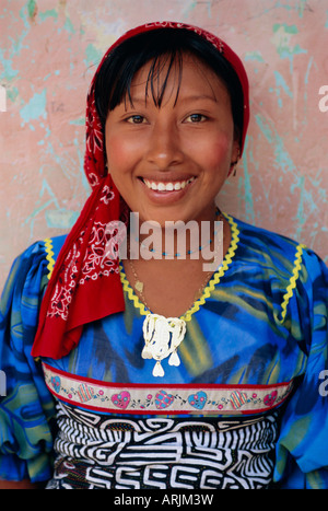 Porträt einer jungen Cuna (Kuna) indische Frau, Mamardup Dorf, Rio Sidra, San Blas Inseln, Panama, Mittelamerika Stockfoto