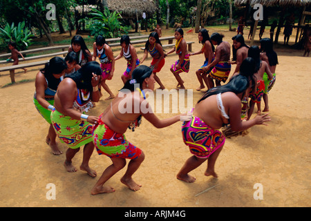 Embera Indianer tanzen, Chagres Nationalpark, Panama, Mittelamerika Stockfoto