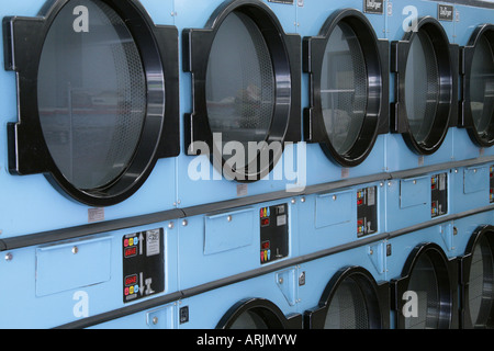 Zeilen der Wäschetrockner im Waschsalon Stockfoto