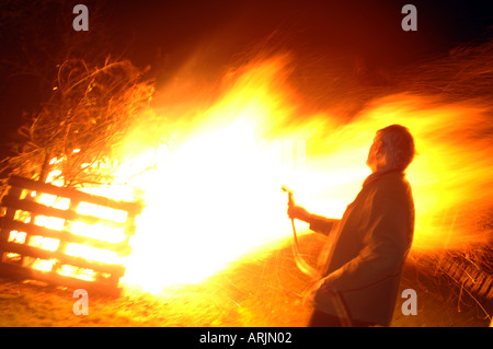 Aus der Kontrolle Lagerfeuer am Abend Lagerfeuer England UK Stockfoto