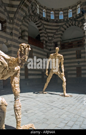 Papier und Draht Großplastiken, in einem alten Haus Kaufmann, al-Hamidiyya Souk Bezirk von Damaskus, Syrien, Naher Osten. DSC 5704 Stockfoto