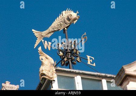 Fisch-förmigen Wetterfahne auf der Spitze der alten Billingsgate Fischmarkt Stockfoto