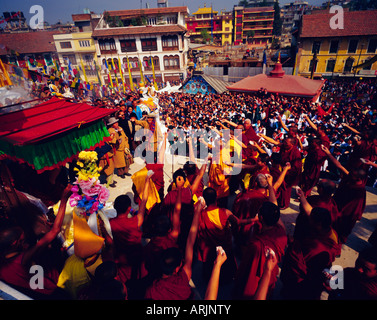 Buddhistische Feier des Losar (tibetischen Neujahr) wo Buddhisten Blumen in der Luft, Bodnath, Kathmandu, Nepal, Asien werfen Stockfoto