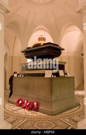 Mohn Kränze vom Grab von Lord Horatio Nelson in der Krypta unter der Kuppel des Heiligen Paulus Dom London England GB Stockfoto