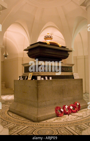 Grab von Horatio Lord Nelson in der Krypta unter der Kuppel des Heiligen Paulus Dom London England GB UK Stockfoto