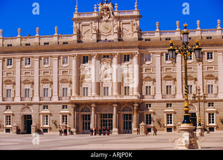 Palacio Real und königlichen Wachen auf Parade, spanische Barockarchitektur, Madrid, Spanien Stockfoto