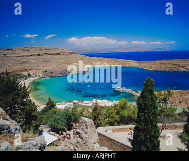 Ansicht von Lindos Bay von der Akropolis, Lindos, Rhodos, Dodekanes, Griechenland Stockfoto