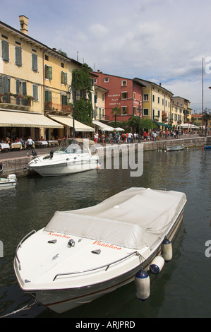 Boote im Hafen von Lazise am Gardasee Italien Stockfoto