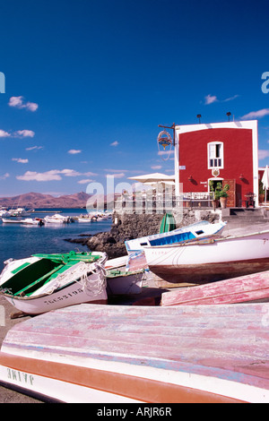 Boote und alten roten Haus im alten Hafen Puerto del Carmen, Lanzarote, Kanarische Inseln, Spanien, Atlantik, Europa Stockfoto