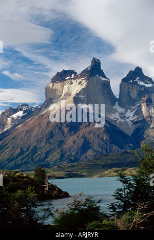 Cuernos del Paine (Hörner von Paine) und Lake Pehoe, Torres del Paine Nationalpark, Patagonien, Chile, Südamerika Stockfoto