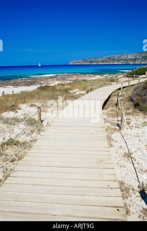 Hölzernen Laufgang am Playa de ses Illetes Strand, Formentera, Balearische Inseln, Spanien, Mittelmeer, Europa Stockfoto