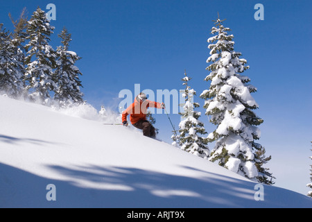 Seitenansicht eines Mannes Skifahren auf Schnee, Lake Tahoe, Kalifornien, USA Stockfoto