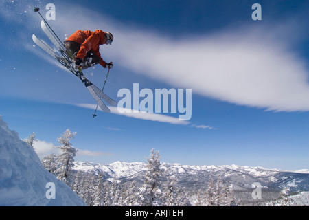 Seitenansicht eines Mannes Skifahren auf Schnee, Lake Tahoe, Kalifornien, USA Stockfoto