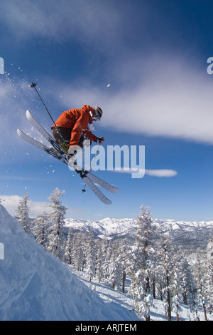 Seitenansicht eines Mannes Skifahren auf Schnee, Lake Tahoe, Kalifornien, USA Stockfoto