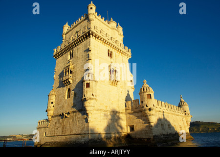 Turm von Belem (Torre de Belem) bei Sonnenuntergang, Belem, UNESCO-Weltkulturerbe, Lissabon, Portugal, Europa Stockfoto