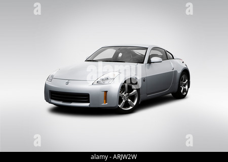 2008 Nissan 350Z auf Tournee in Silber - Winkel-Vorderansicht Stockfoto