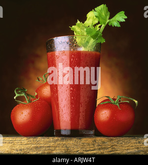 Tomaten Saft w zwei Tomaten Stockfoto