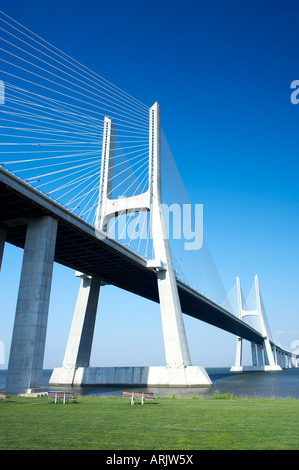 Vasco da Gama Brücke über den Rio Tejo (Tejo), Europas längste Brücke, Lissabon, Portugal, Europa Stockfoto