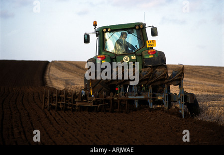 Ackerland in Shottisham, Suffolk, UK gepflügt wird. Stockfoto